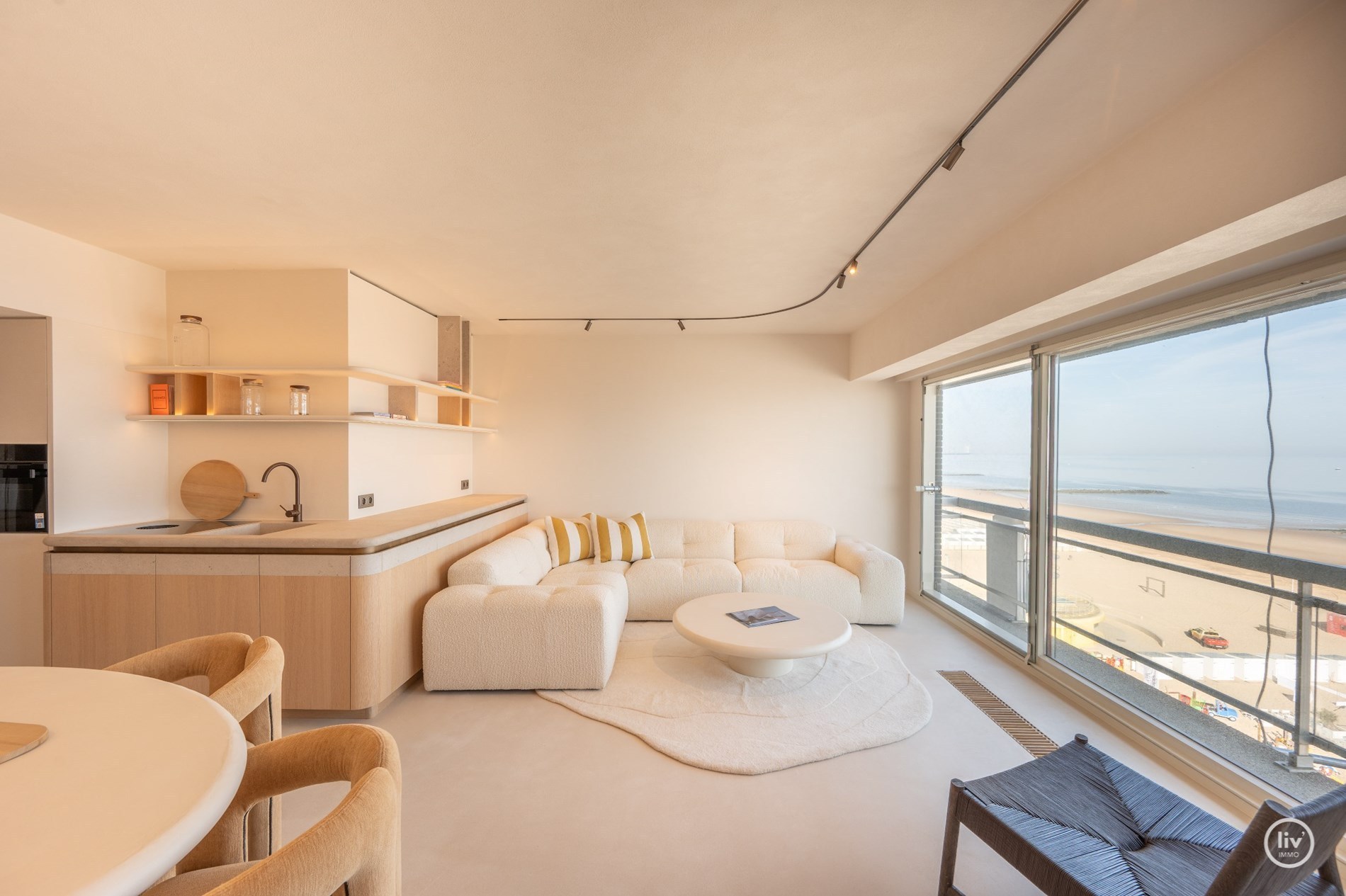 Appartement exceptionnellement rénové avec une largeur de façade impressionnante sur la digue - Knokke 