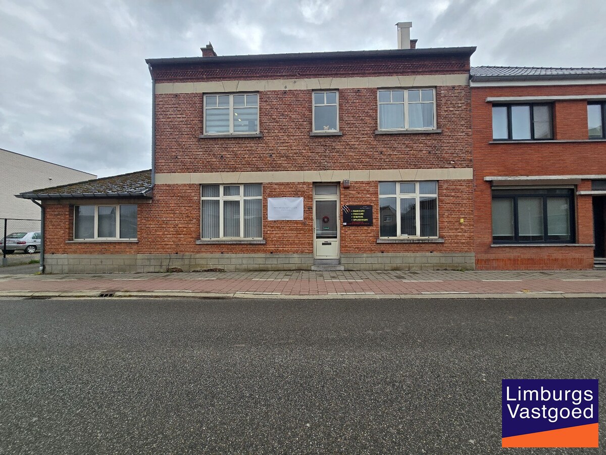 Gelijkvloerse kantoorruimte 108 m² met privé parkeerplaatsen 