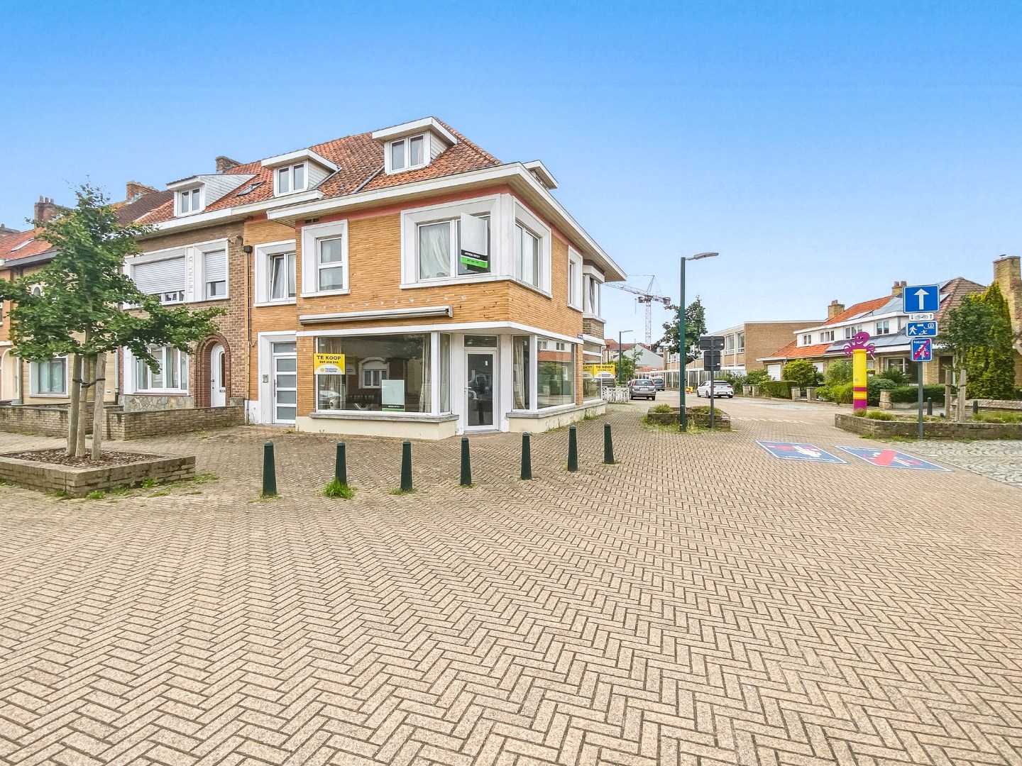 Ruime hoekwoning met 3 woonunits in het centrum van De Panne. 