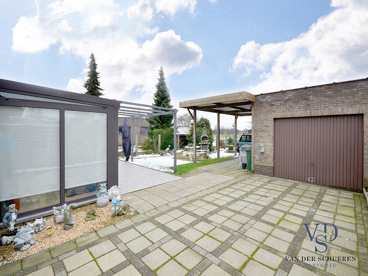 Praktische Half-Open Bungalow met afzonderlijke garage. 