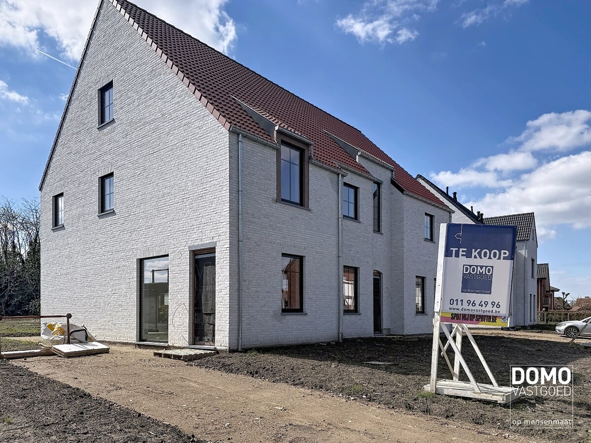 ENERGIEZUINIGE HALFOPENBEBOUWING MET 3 SLAAPKAMERS TE KERMT 
