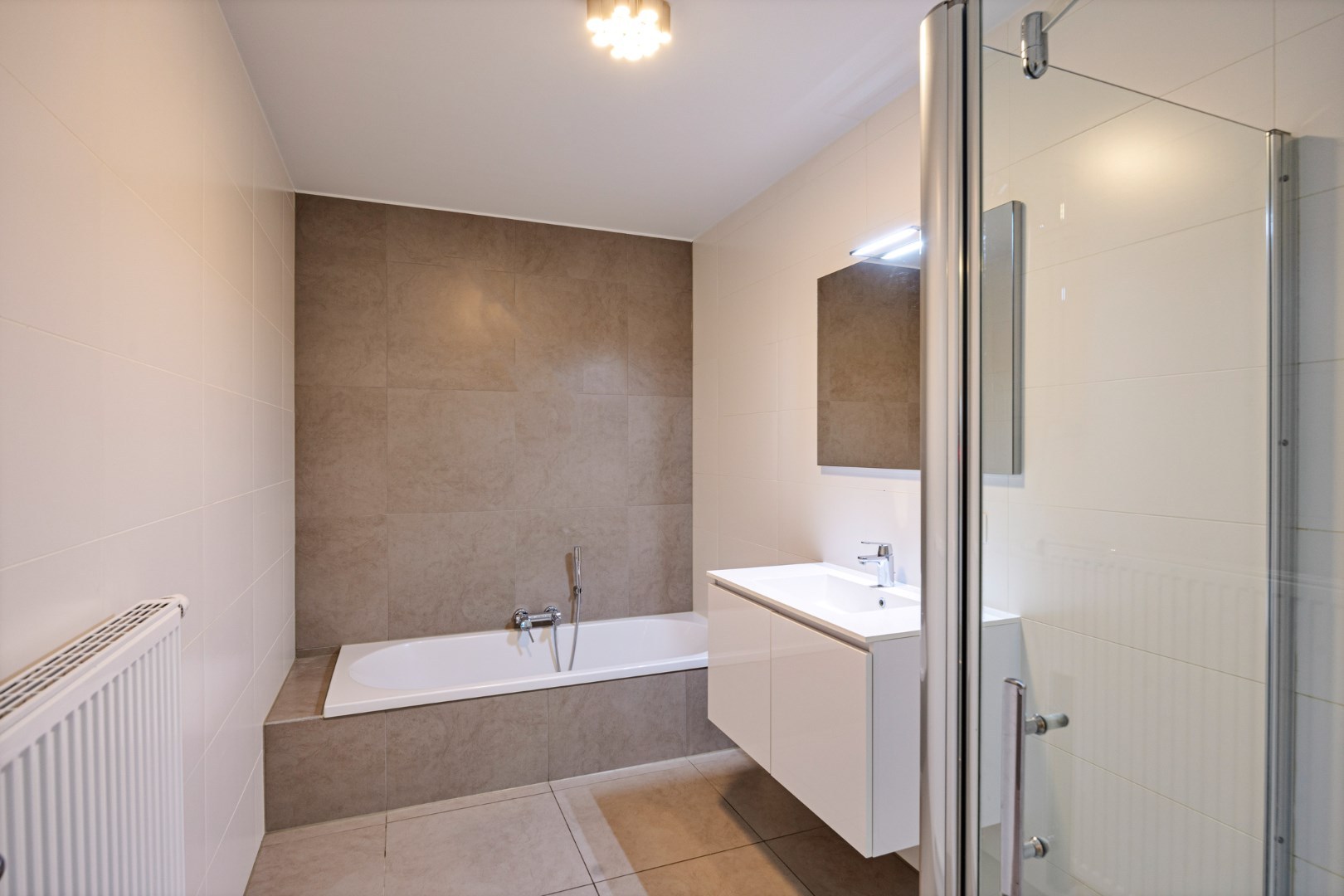 Ruim en lichtrijk appartement met 2 slaapkamers, terras en autostaanplaats vlakbij autostrade - EPC 108 kWh/m² 