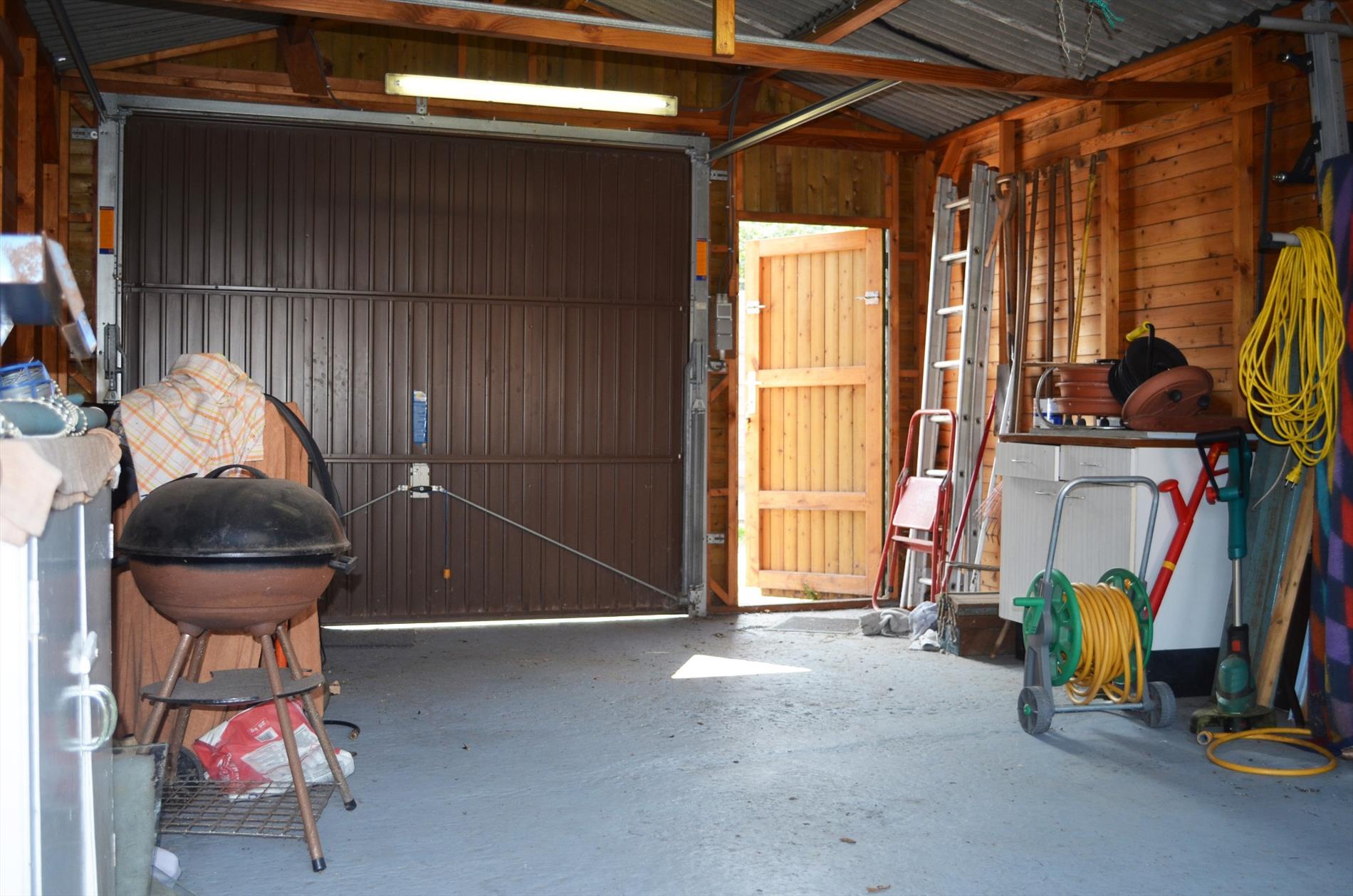 Te renoveren rijwoning met  garage en uitweg  nabij centrum Eeklo 