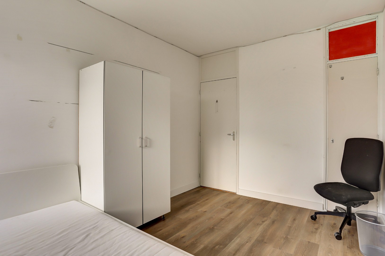 4-kamer appartement op de 6e verdieping met keurige keuken en badkamer, 2 balkons, berging in de onderbouw en gelegen op eigen grond! 