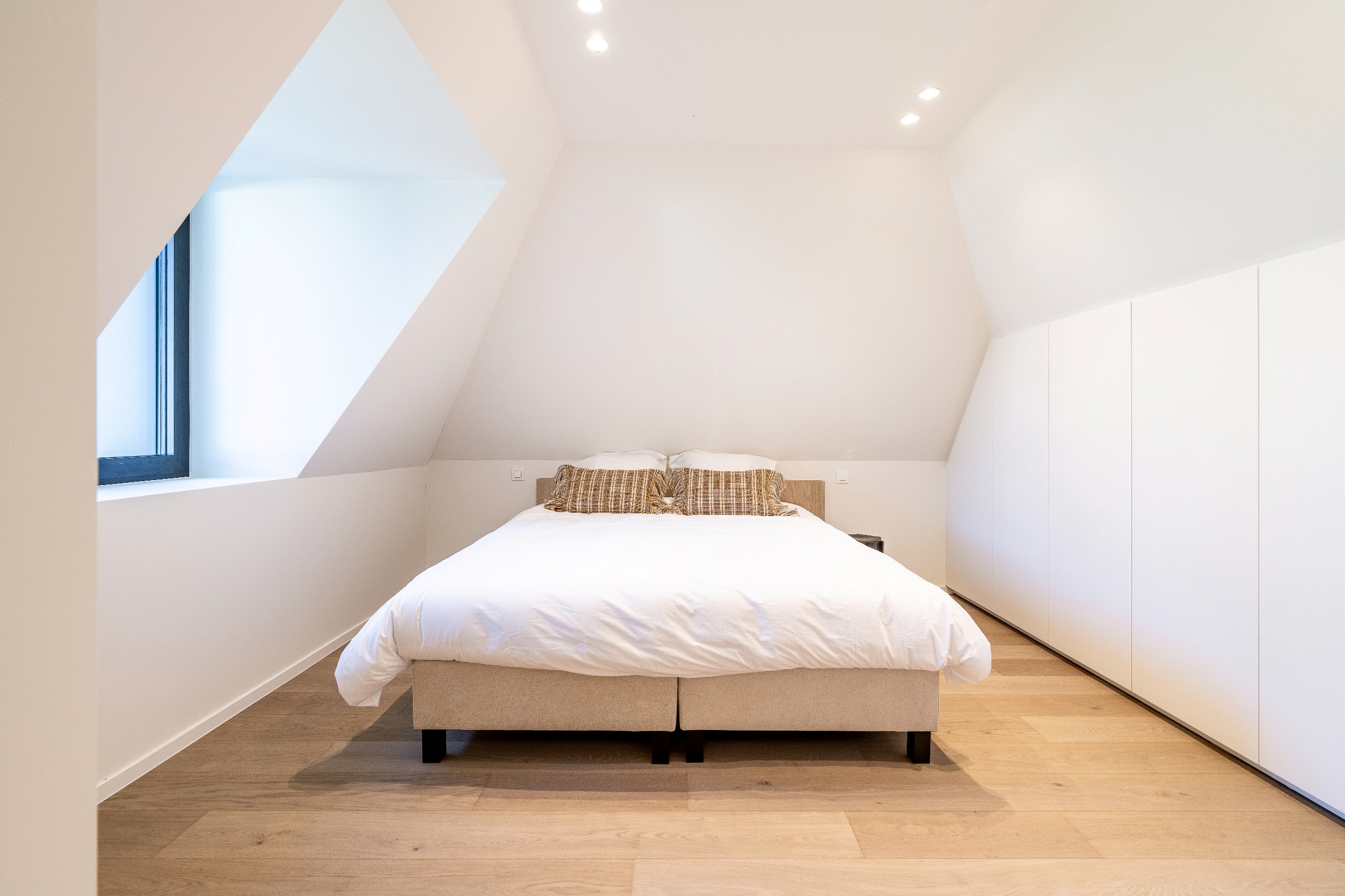 Indrukwekkende nieuwbouwvilla in hartje Zoute op enkele passen van de golf te Knokke. 