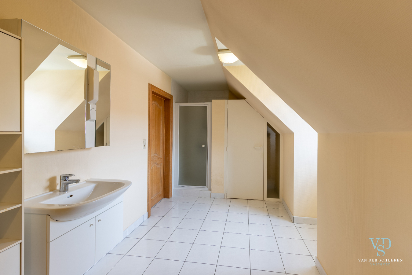 Lichtrijke, stijlvolle villa  (EPC van 254 !). 