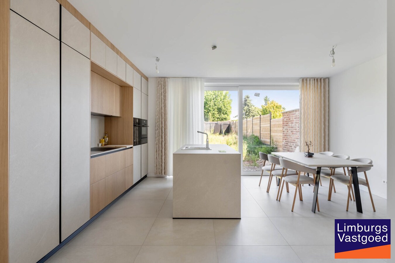 Moderne nieuwbouwwoning, 5 slpk, op een perceel van 4a31ca. 