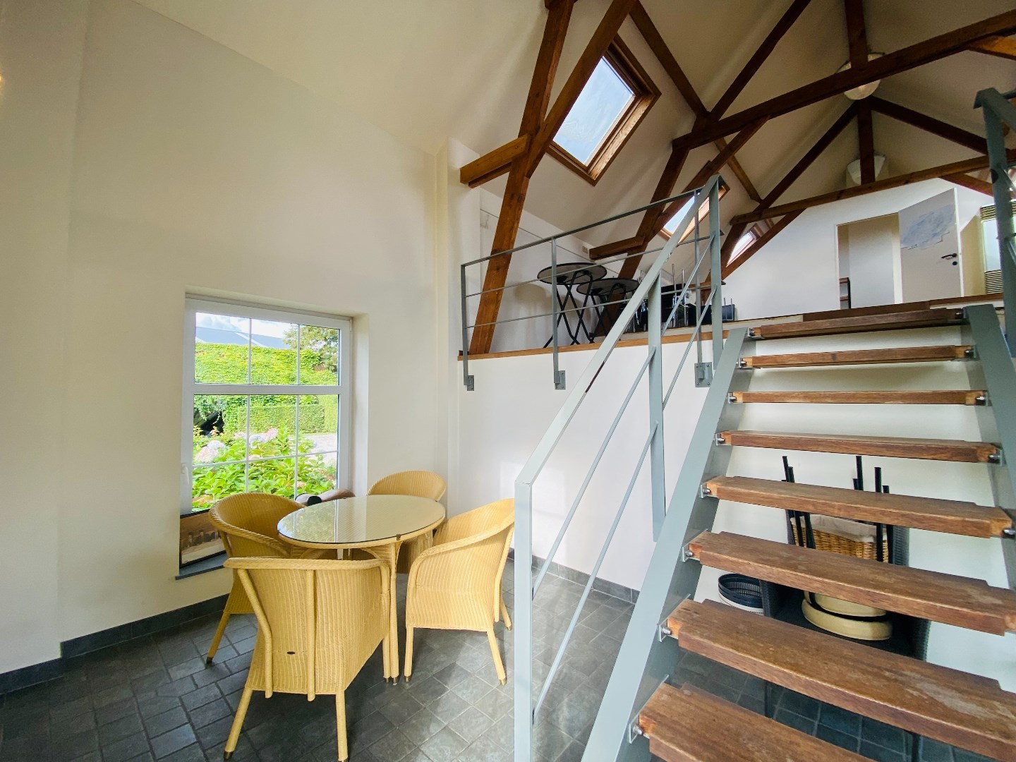 Instapklare polyvalente ruimte van 90 m² in loft-stijl op een groene locatie! 