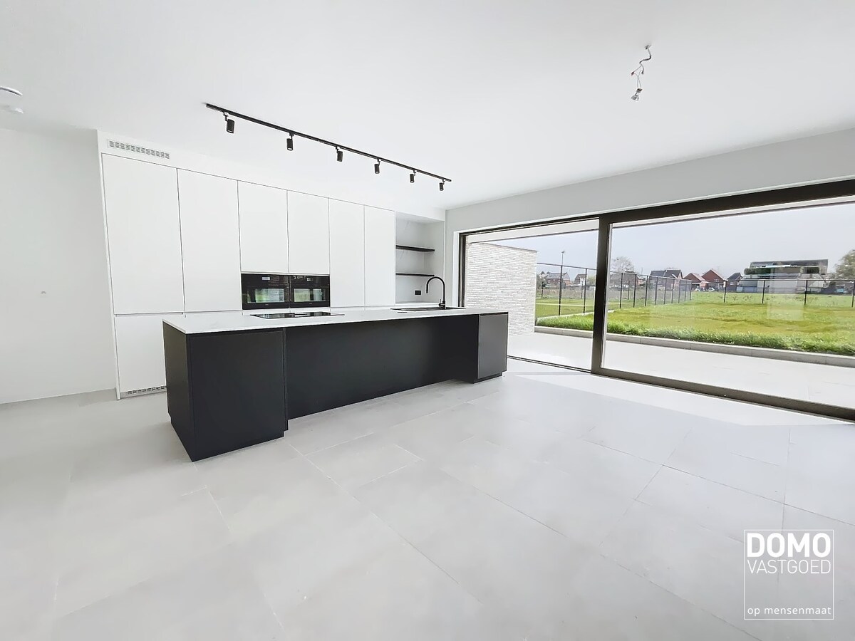 MODERNE NIEUWBOUWWONING MET TUIN,OVERDEKT TERRAS EN INPANDIGE GARAGE TE HASSELT 