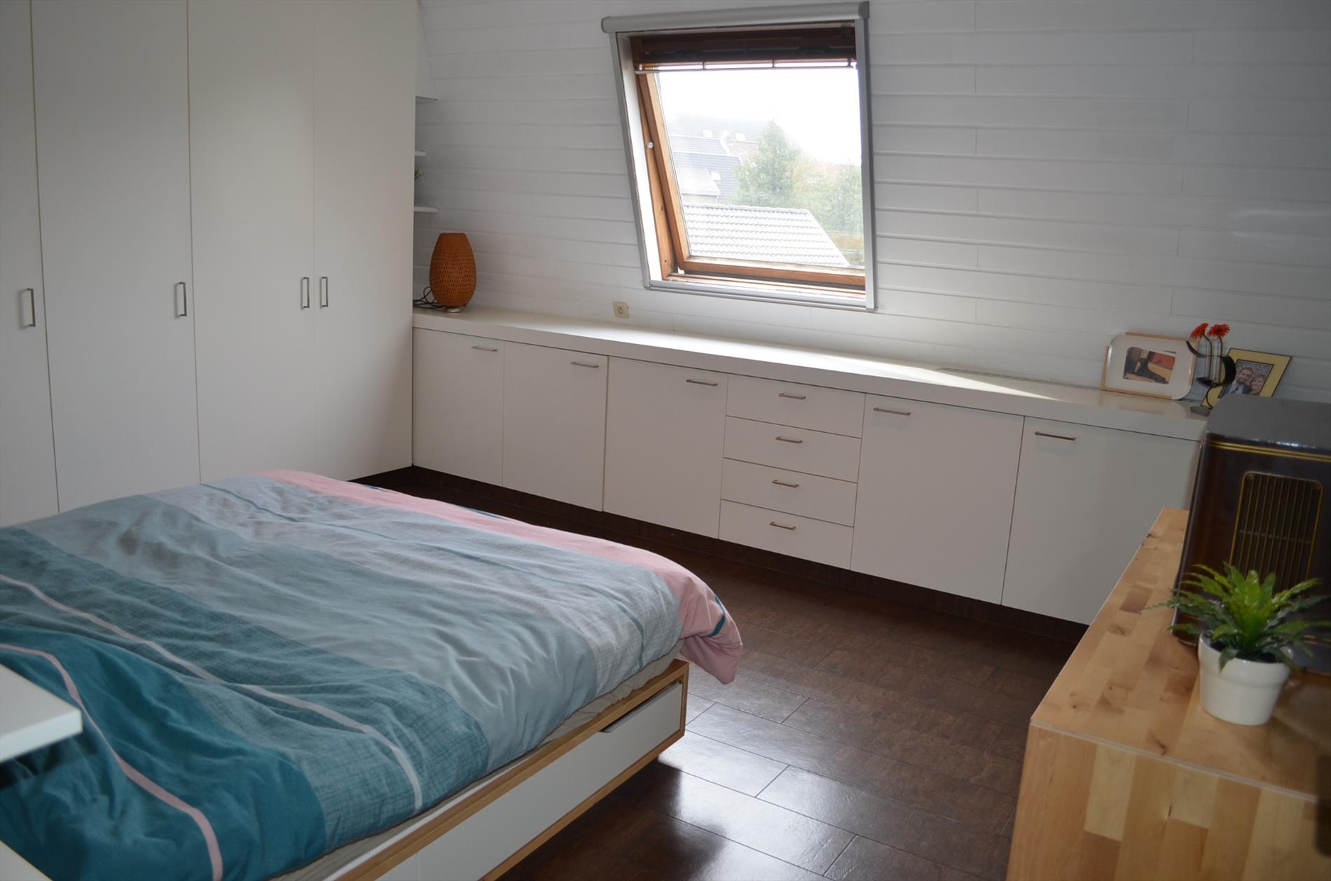 Knap gerenoveerde gezinswoning met  2 slpks (mogelijkheid 3), carport en tuin goed gelegen te Aalter 