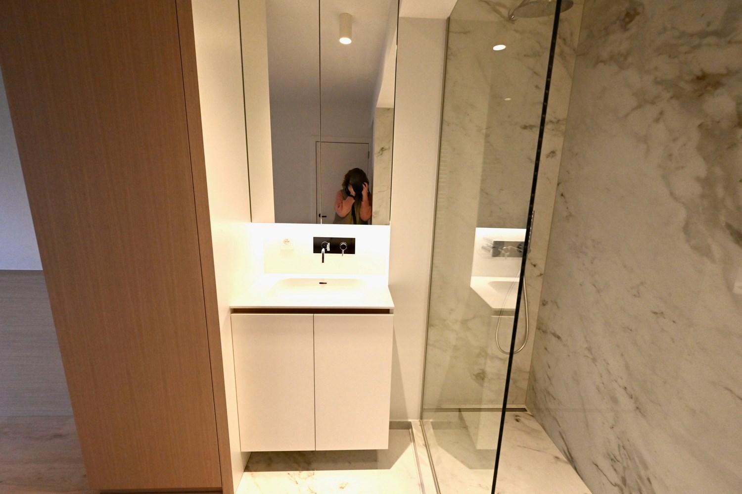 Non meublé - Neuf - Appartement luxueusement rénové avec 3 chambres et une vue dégagée sur la place du Bourgmestre Frans Desmidt. 
