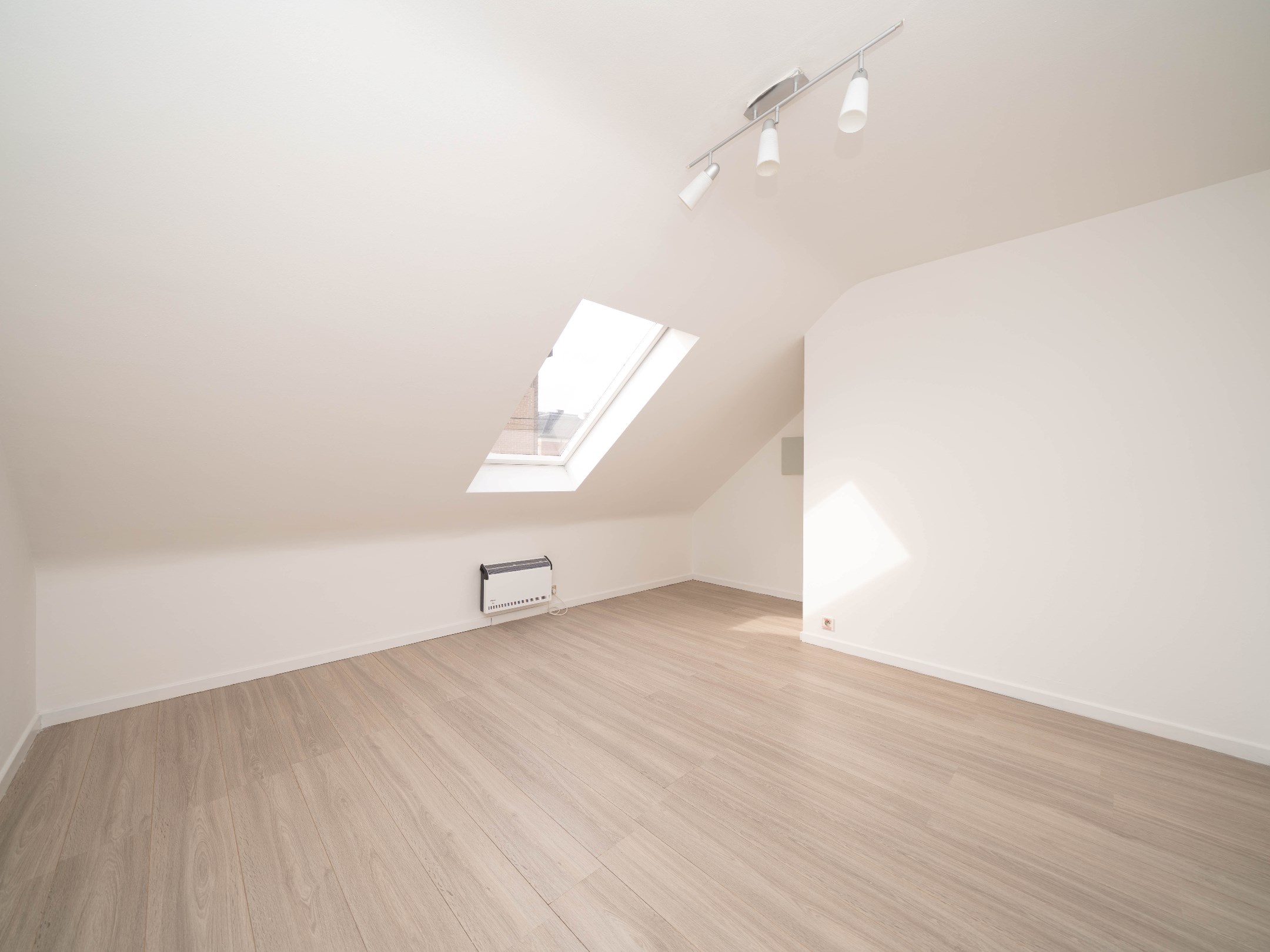 Ruim (102m²) 2-kamer appartement in kleinschalig gebouw 