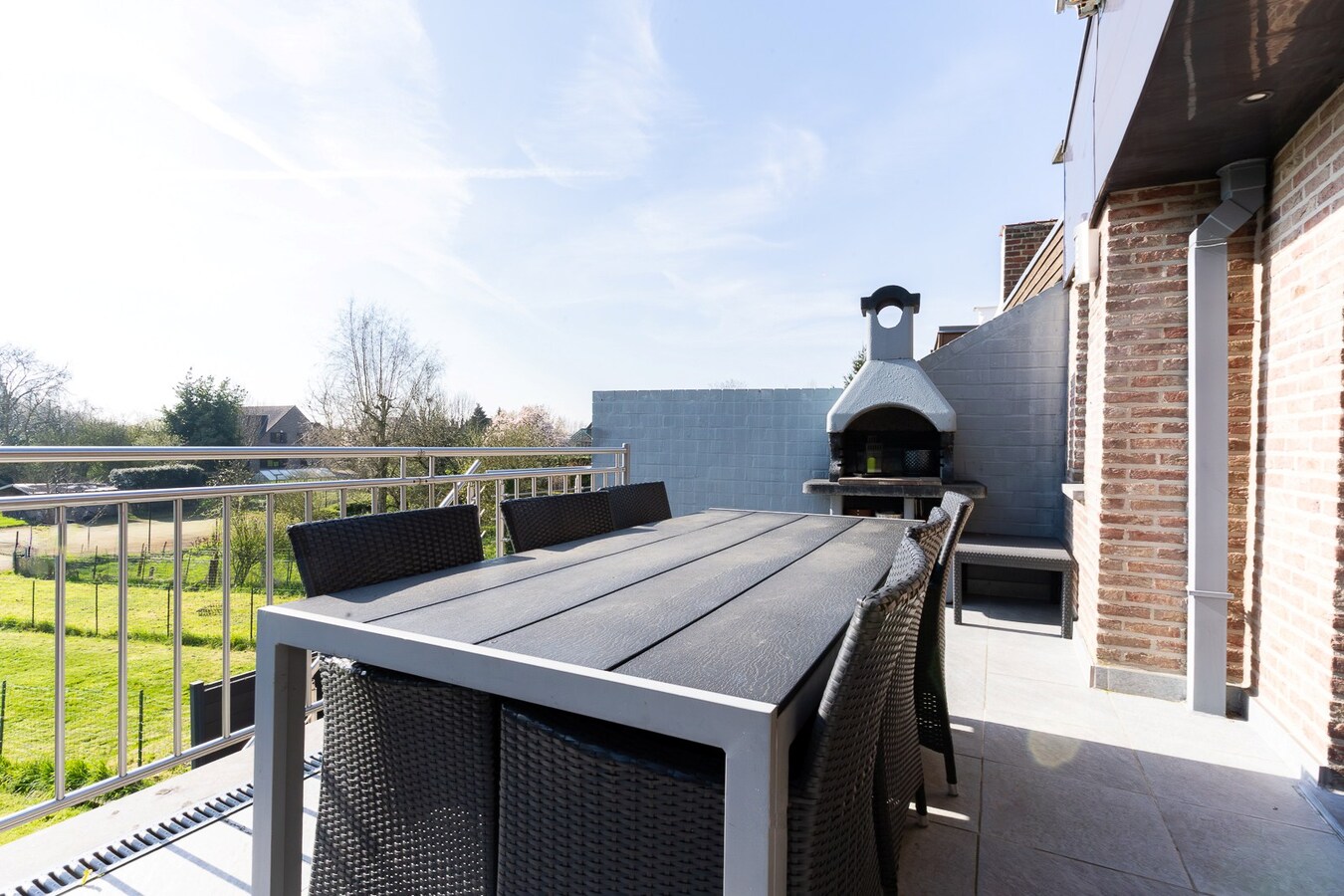 3 façades érigée sur 875m² avec terrain à bâtir, parking privé, double garage. 