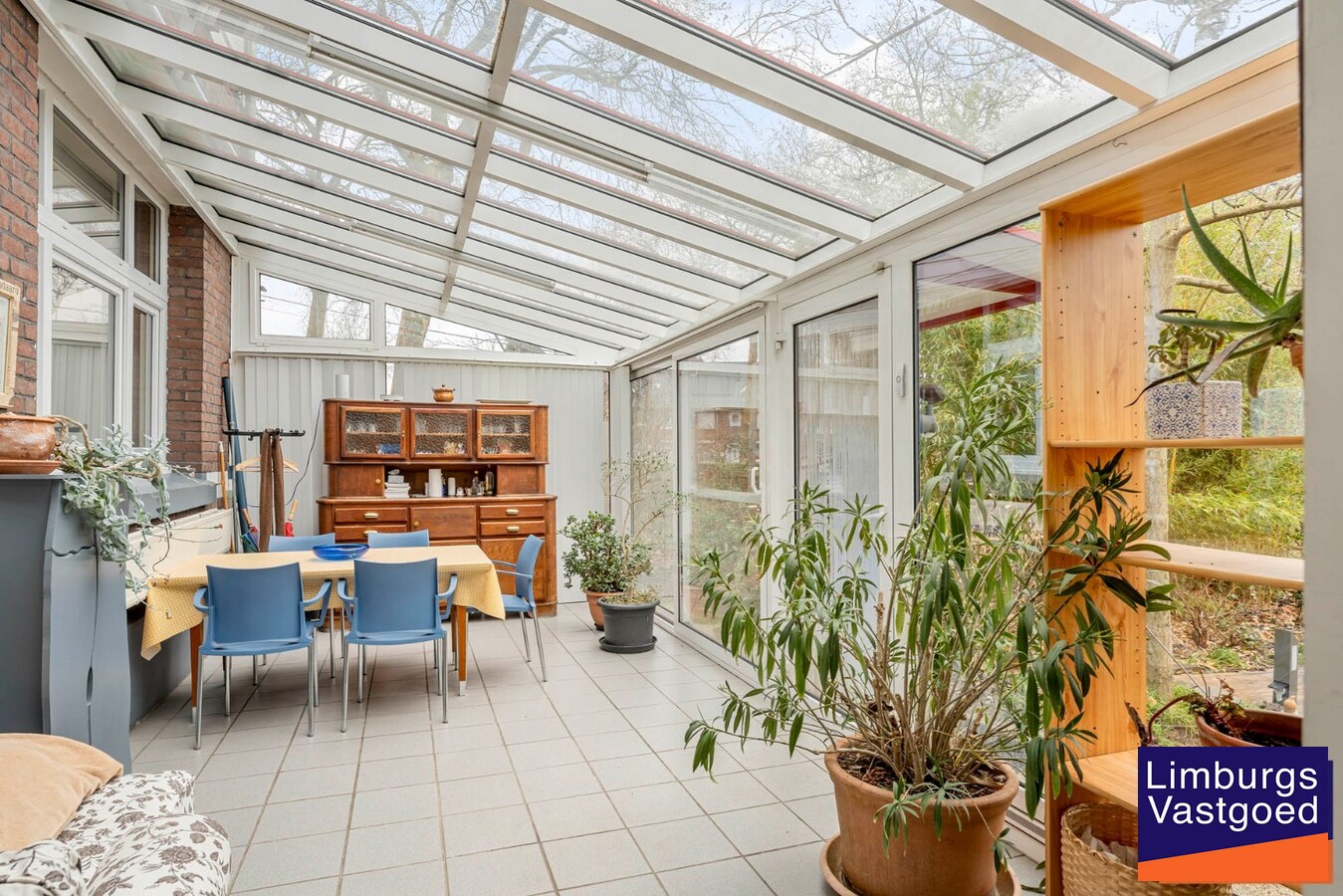 Woonhuis met verschillende praktijkruimtes te Waterschei, op een perceel van 6a80ca 