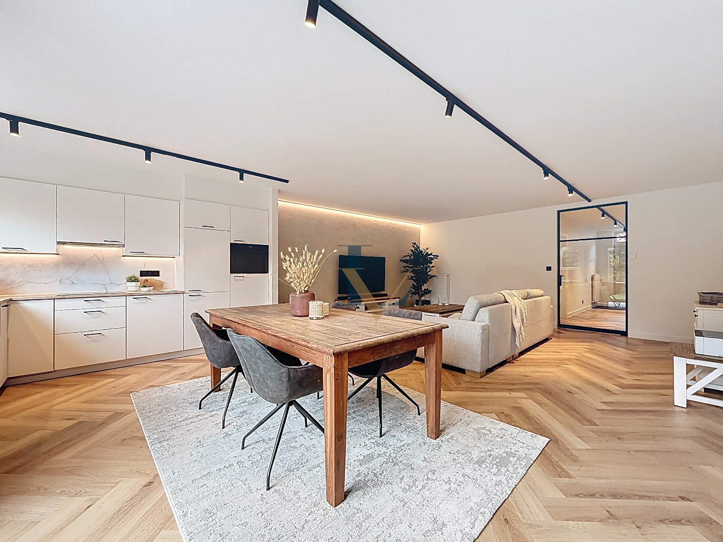 Charmante gerenoveerde rijwoning in pastoriestijl te koop in centrum Schilde 