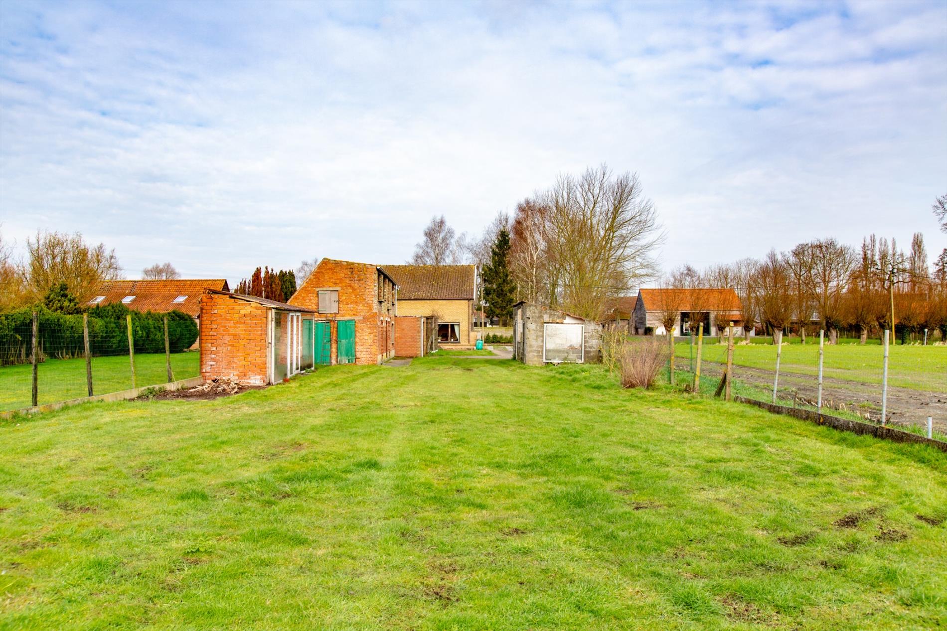 Te renoveren / herop te bouwen woning op 4.543 m² landelijk gelegen te Moerkerke 