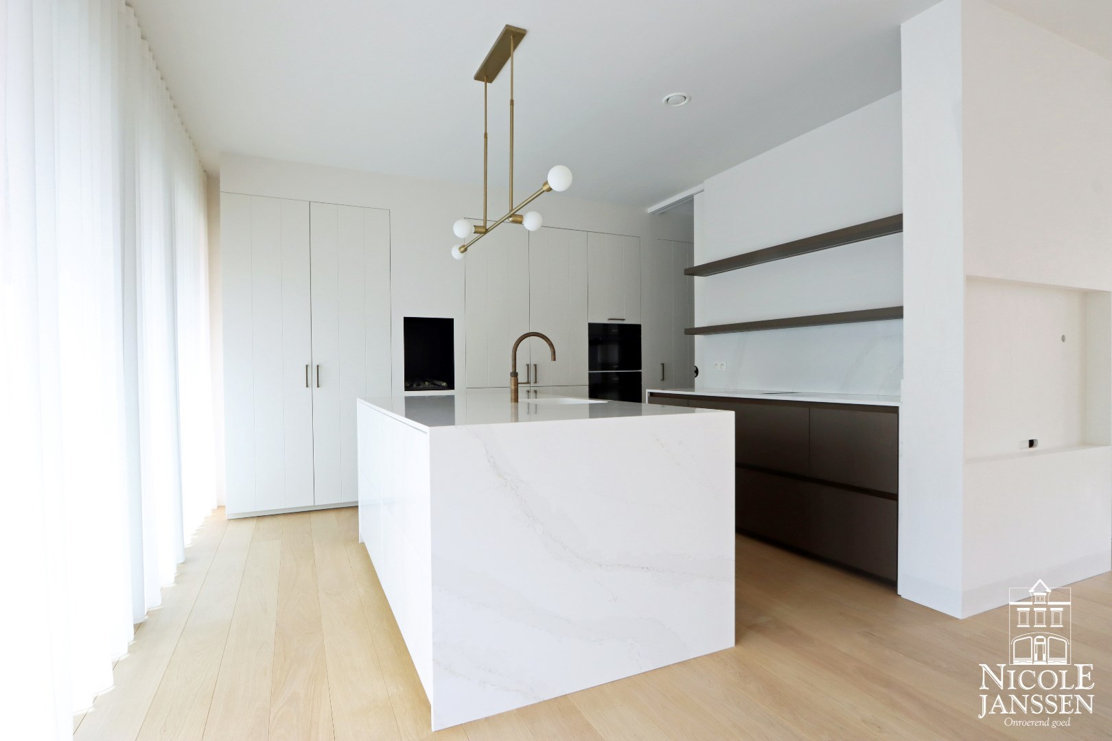 Open keuken in marmer met alle comfort 