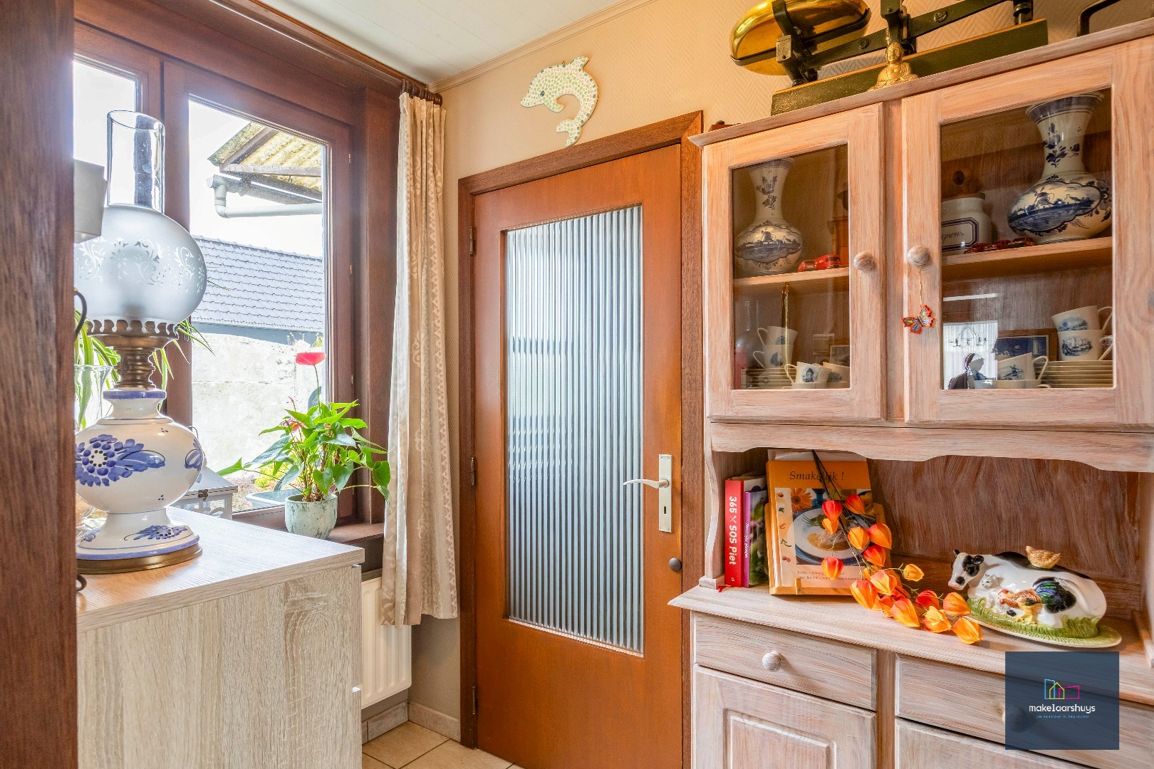 Verzorgde halfopen bebouwing met grote tuin en carport 