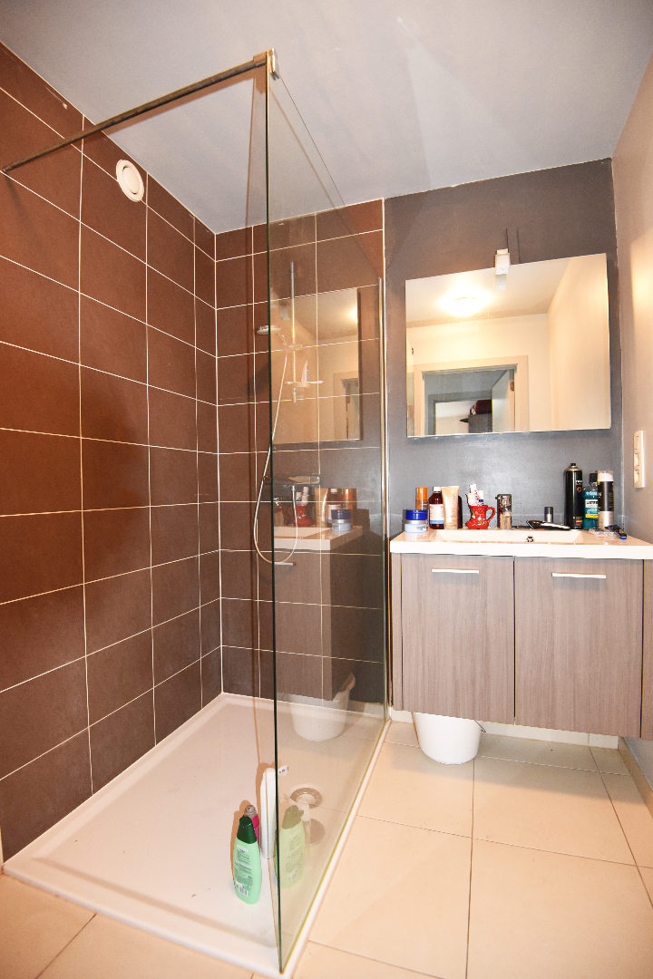 Recent gelijkvloers 1 slpk app. gunstig gelegen te Eeklo 