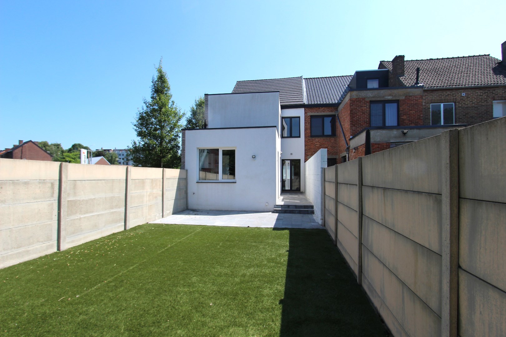 MOOI VERNIEUWDE WONING MET TUIN 