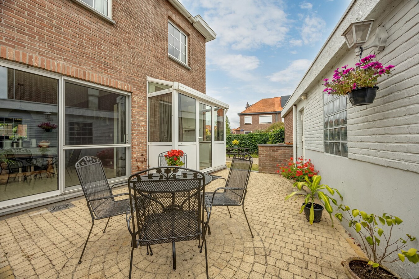 HOB met 3 slpk, garage en tuin nabij Schoten centrum! 