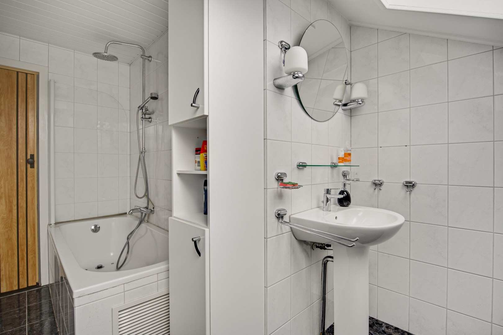 Ruime Tussenwoning in Weert met 4 Slaapkamers, 2 Badkamers, Tuin op het Noordwesten en 2 Parkeerplaatsen - Bouwjaar 1981, 132m² Woonoppervlak 