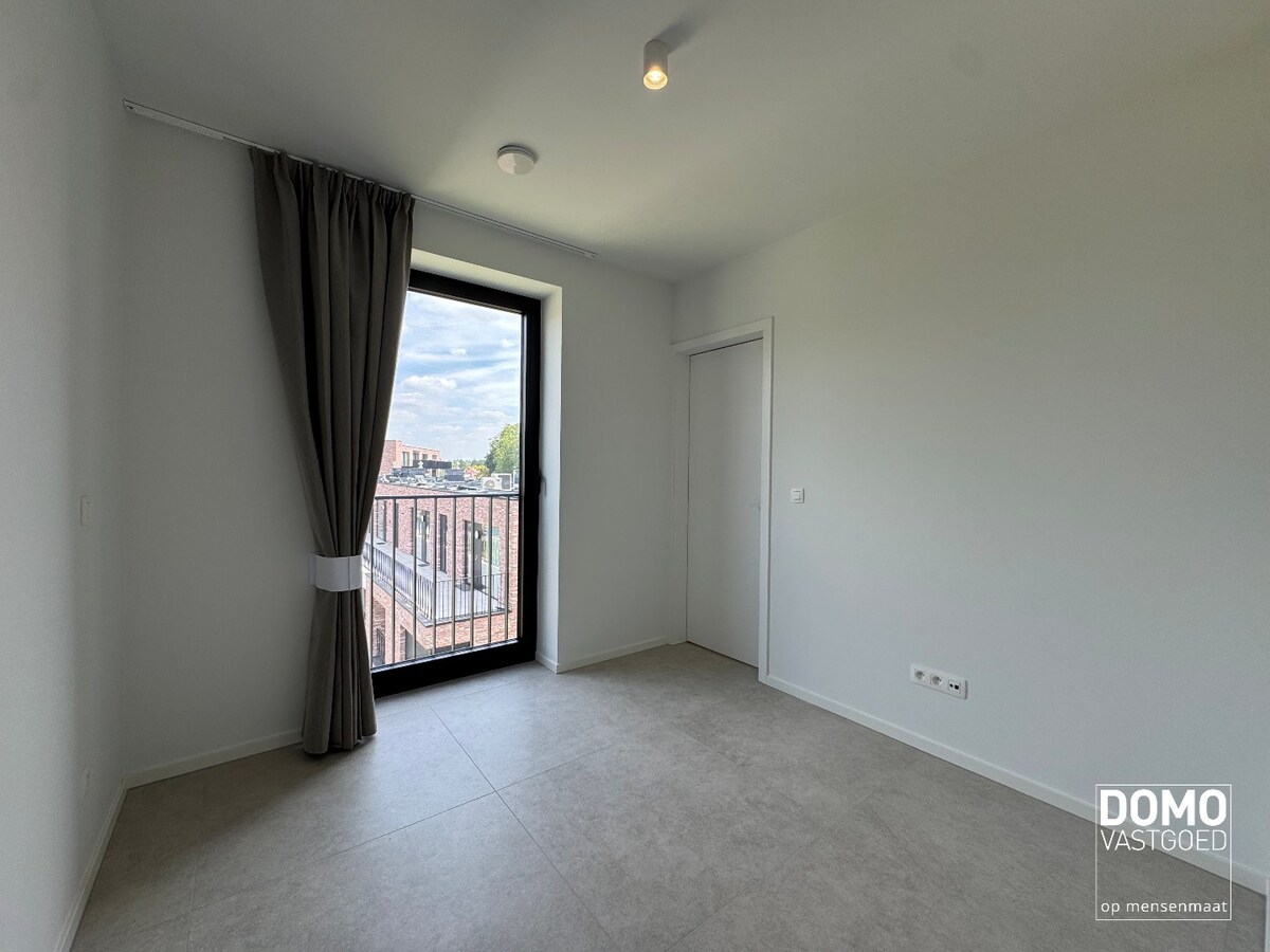 PENTHOUSE MET 2 SLAAPKAMERS, RUIM TERRAS EN AUTOSTANDPLAATS TE KERMT 