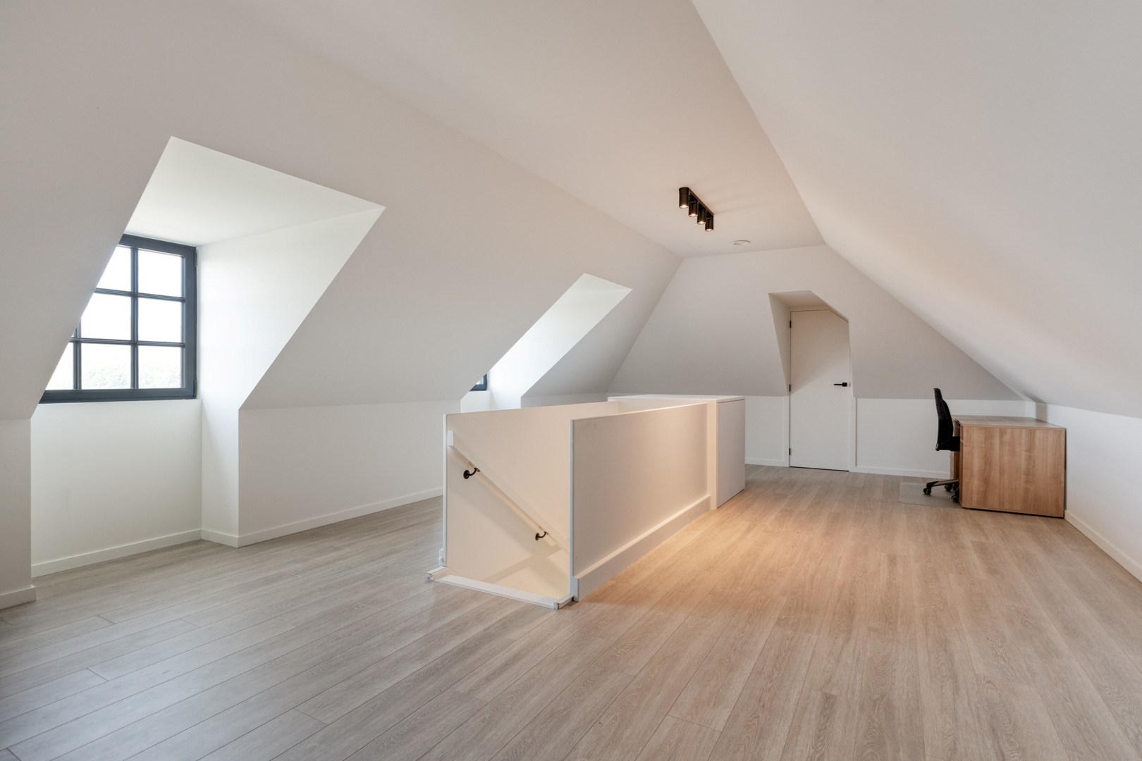 Geheel van schitterende villa + naastgelegen gezinswoning met landelijke ligging in Tongerlo 