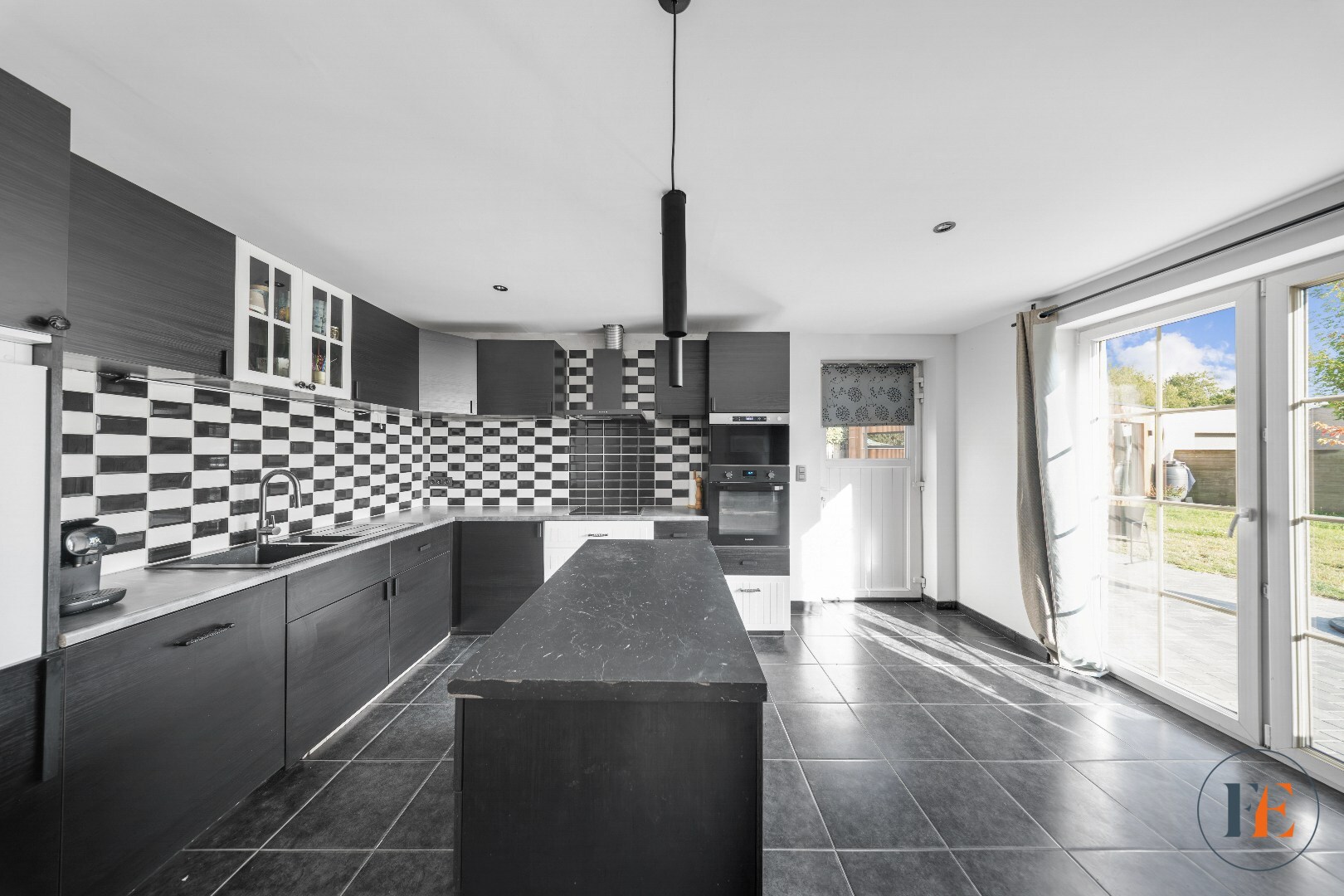 Ruime halfopen gezinswoning met 3 slaapkamers, en mogelijke co-housing 