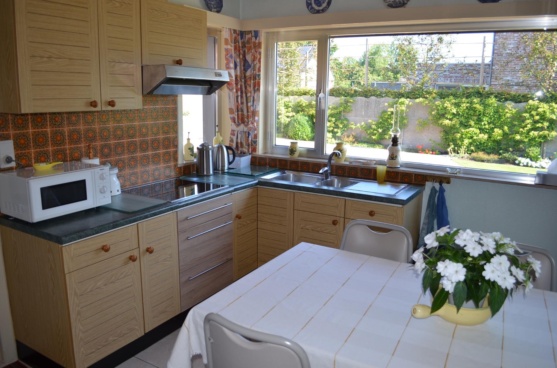 Landelijk gelegen woning op 911m² met bijgebouwen en 3 slpks te Maldegem 