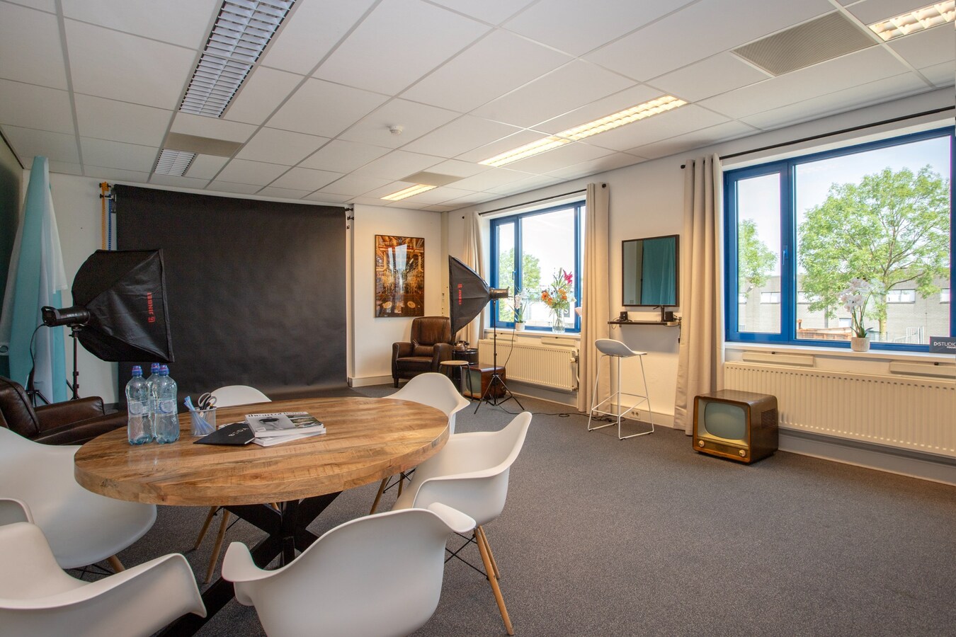 Representatief kantoorpand met 11 kantoorruimtes en circa 20 parkeerplaatsen te huur. 