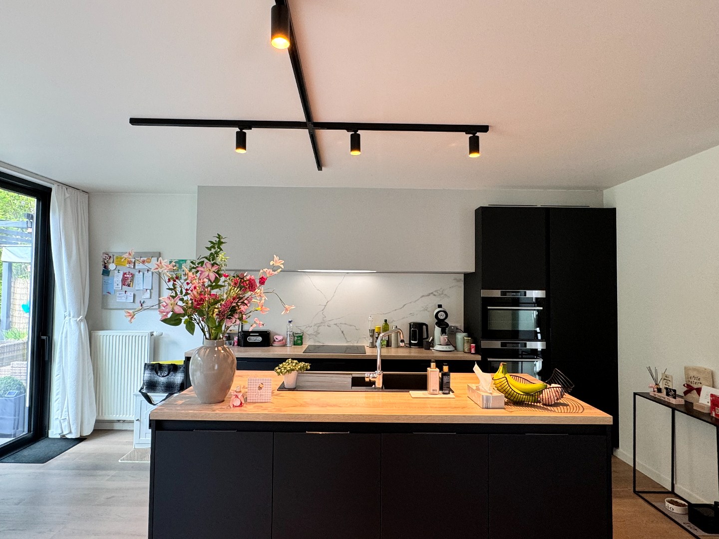 Prachtig zonnig en energievriendelijk appartement op het gelijkvloers met dubbele garage. 