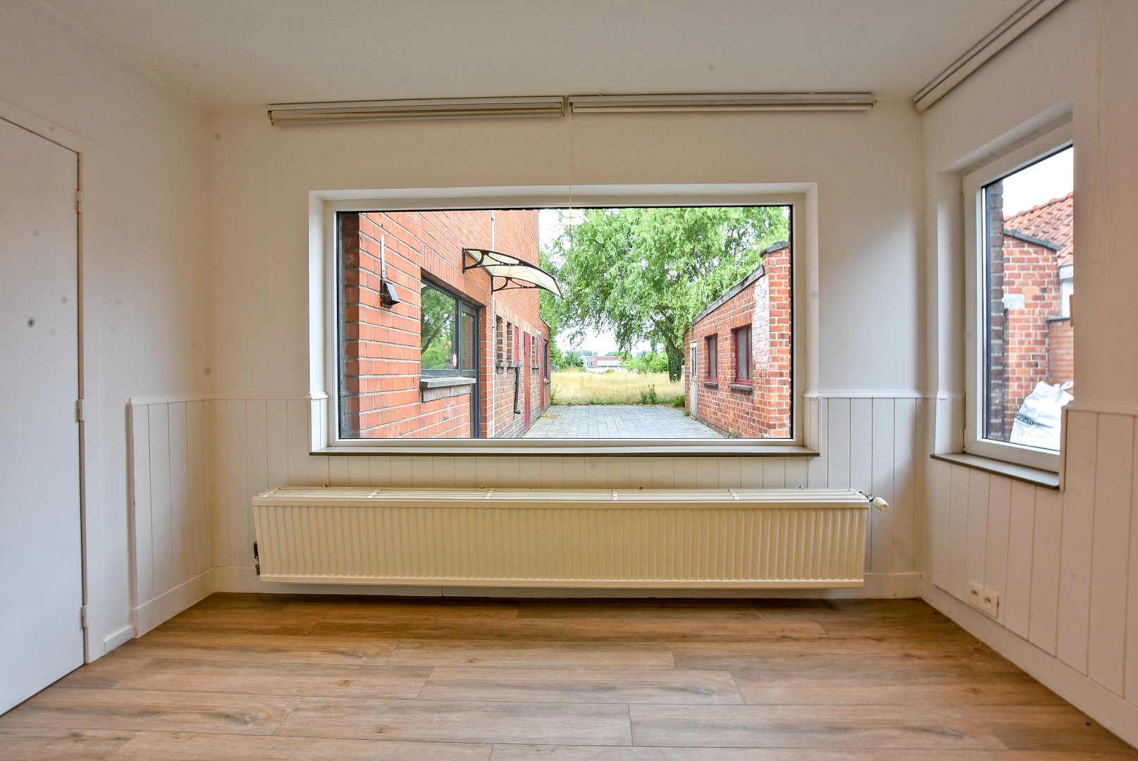 Halfopen bebouwing met mogelijkheid tot 7 slaapkamers, 2 badkamers en grote tuin in Aalter 