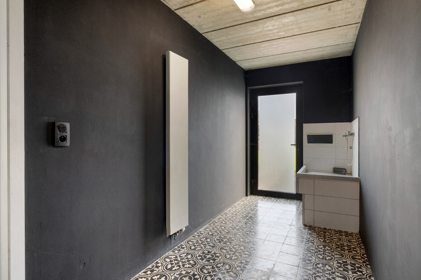 Recente, halfvrijstaande gezinswoning in een moderne bouwstijl op een perceel van 11a06ca! 