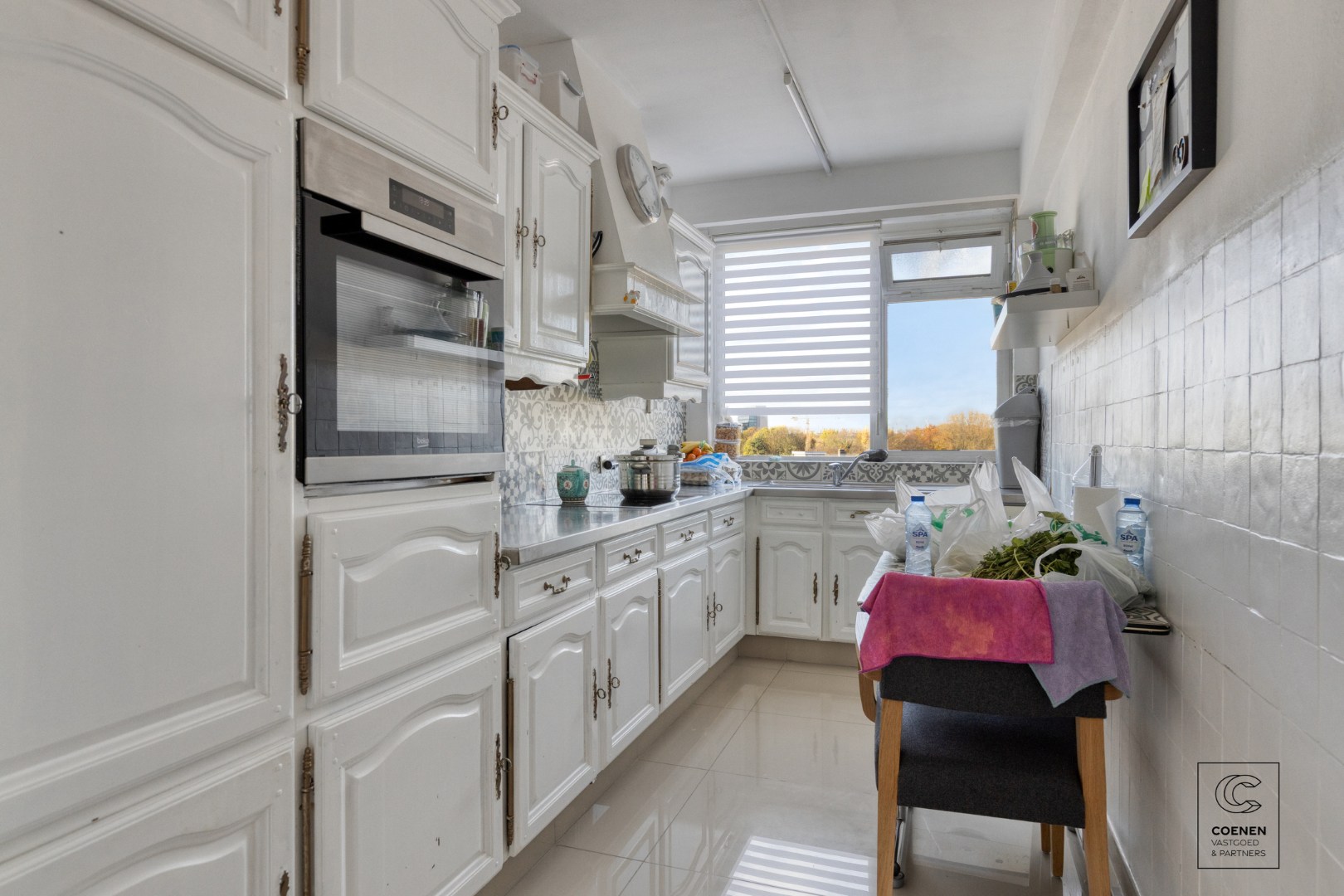 Op te frissen appartement op de zesde verdieping met twee slaapkamers op een goede locatie te Deurne! 