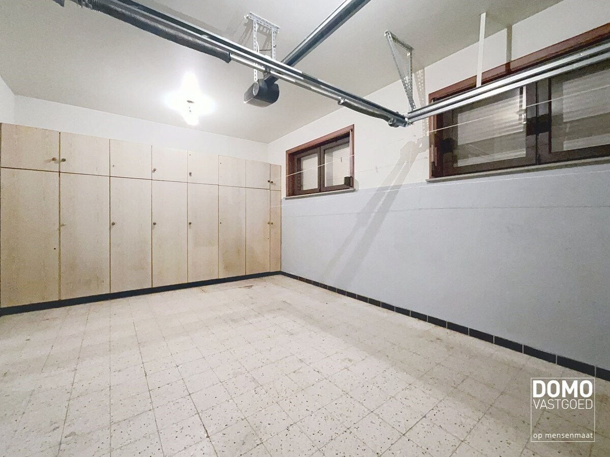 RUIME GELIJKVLOERSE WONING OPEN BEBOUWING GELEGEN OP EEN PERCEEL VAN 12a77ca TE KERMT 