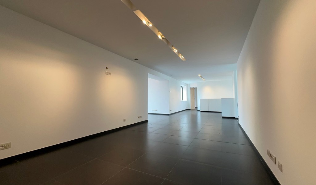 Handelspand met garage te koop in Merelbeke-Melle