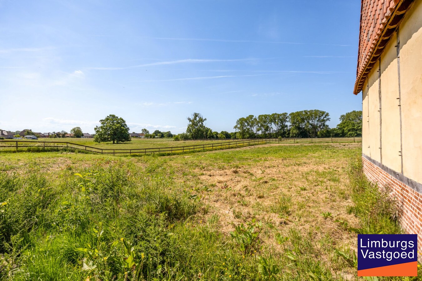 UNIEKE VIERKANTSHOEVE met paardenstallen op 7,34 hectare met vergunning voor zwembad en poolhouse 