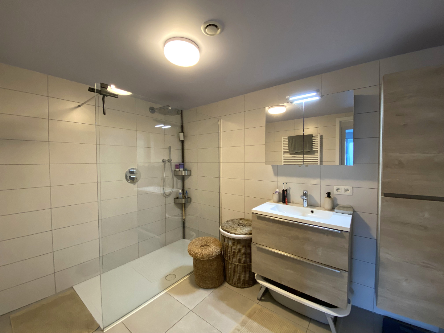 Instapklaar modern 2-slaapkamerappartement met garage in hartje Waregem! 