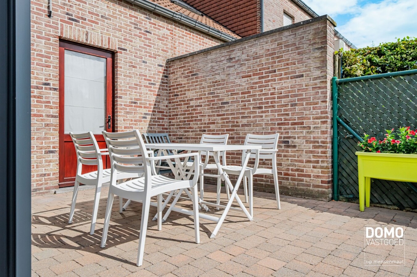 ZUIDWESTELIJK GEORIËNTEERDE DOORZONWONING MET LICHTRIJKE AANBOUW, GEZELLIGE TUIN EN RUIME GARAGE TE KURINGEN (HASSELT) 