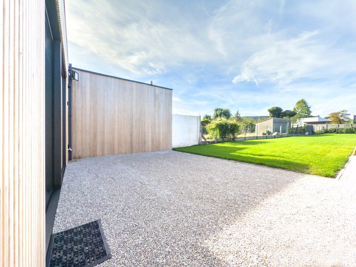Knappe renovatie met ZW-tuin op gunstige locatie te Zottegem 