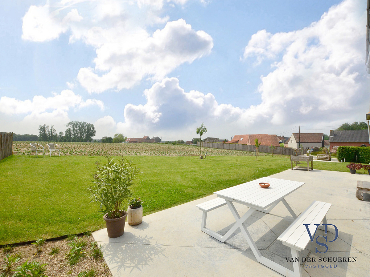 Exceptioneel gelegen, eigentijdse bungalow-villa. 