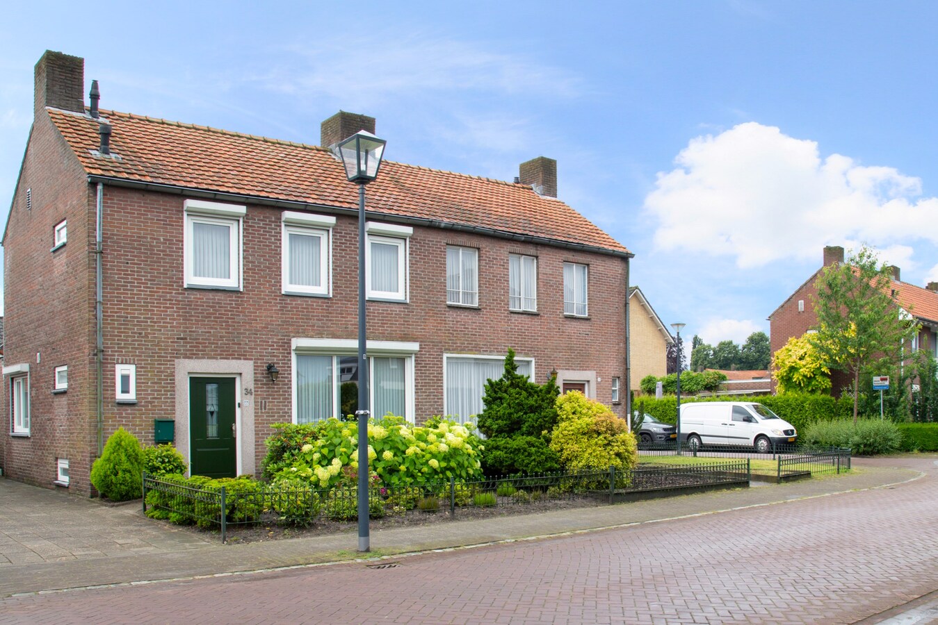 Tweekapper met vrijstaande garage en inrit gelegen op een hoekperceel in Reusel. 