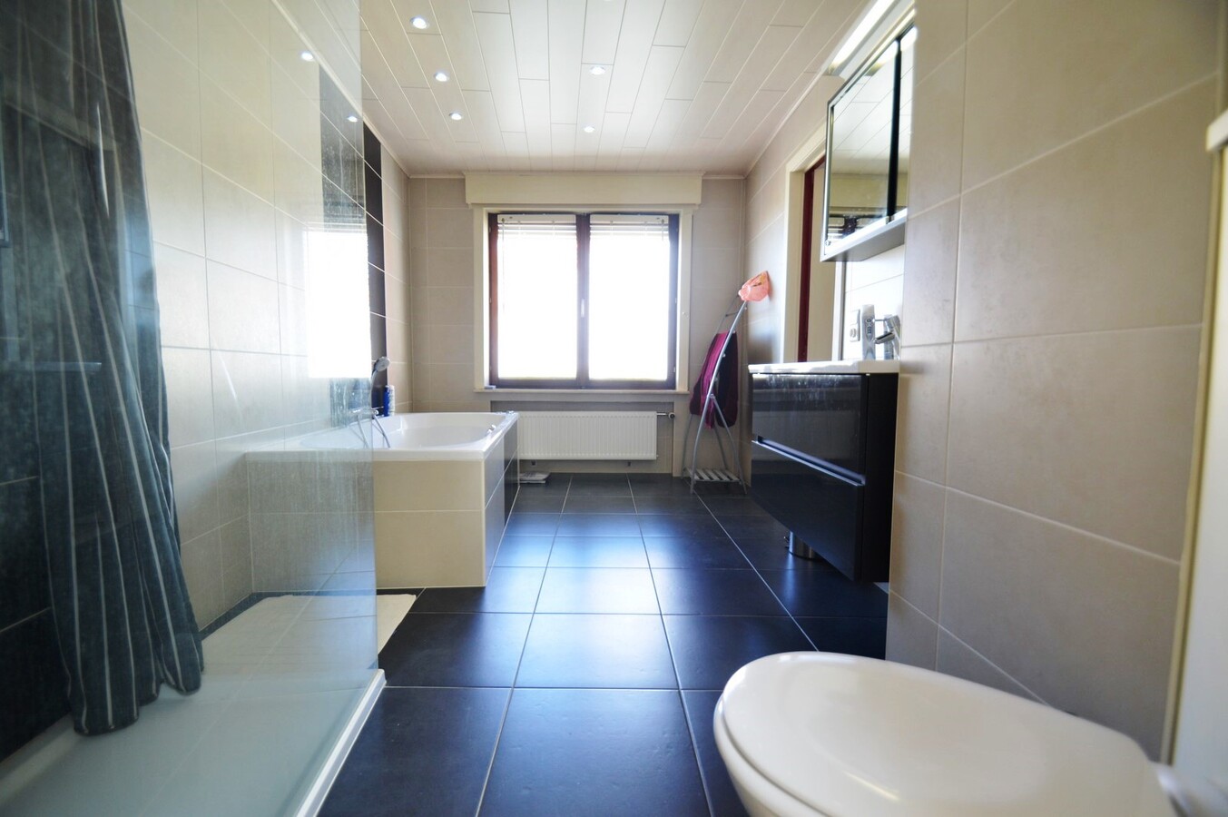 Volumineuze, lichtrijke bel-étage nabij het strand - Heist 