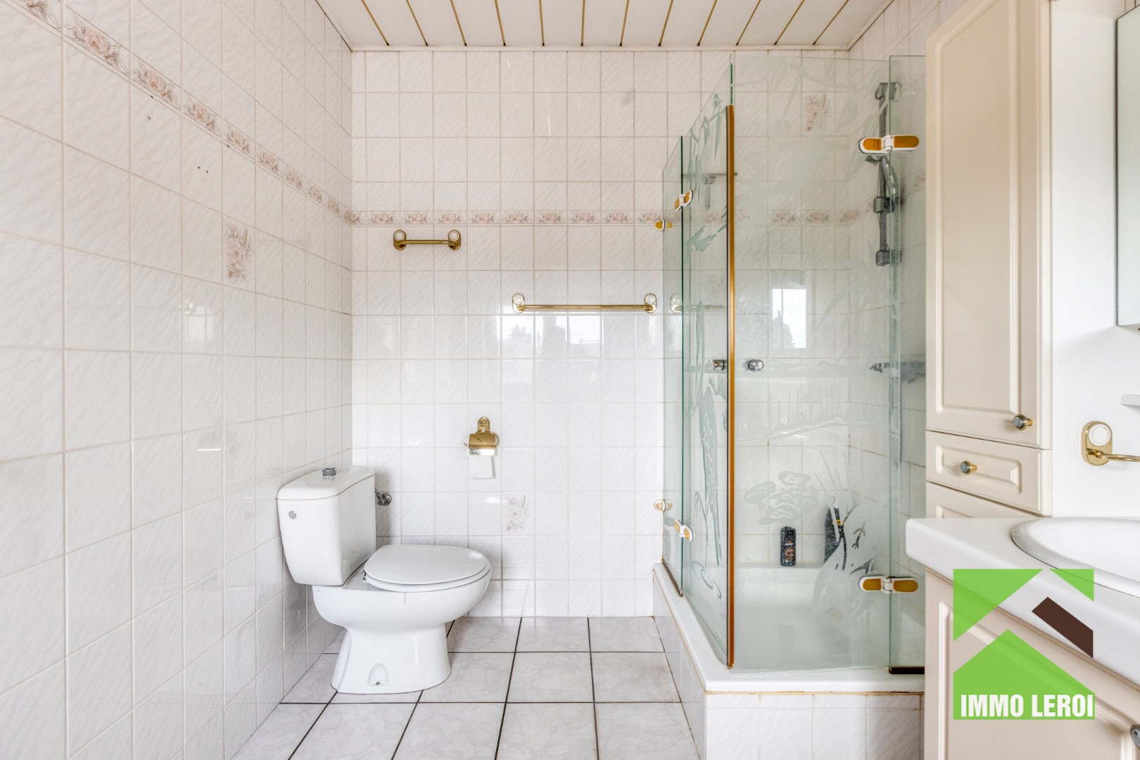 Badkamer met douche en toilet