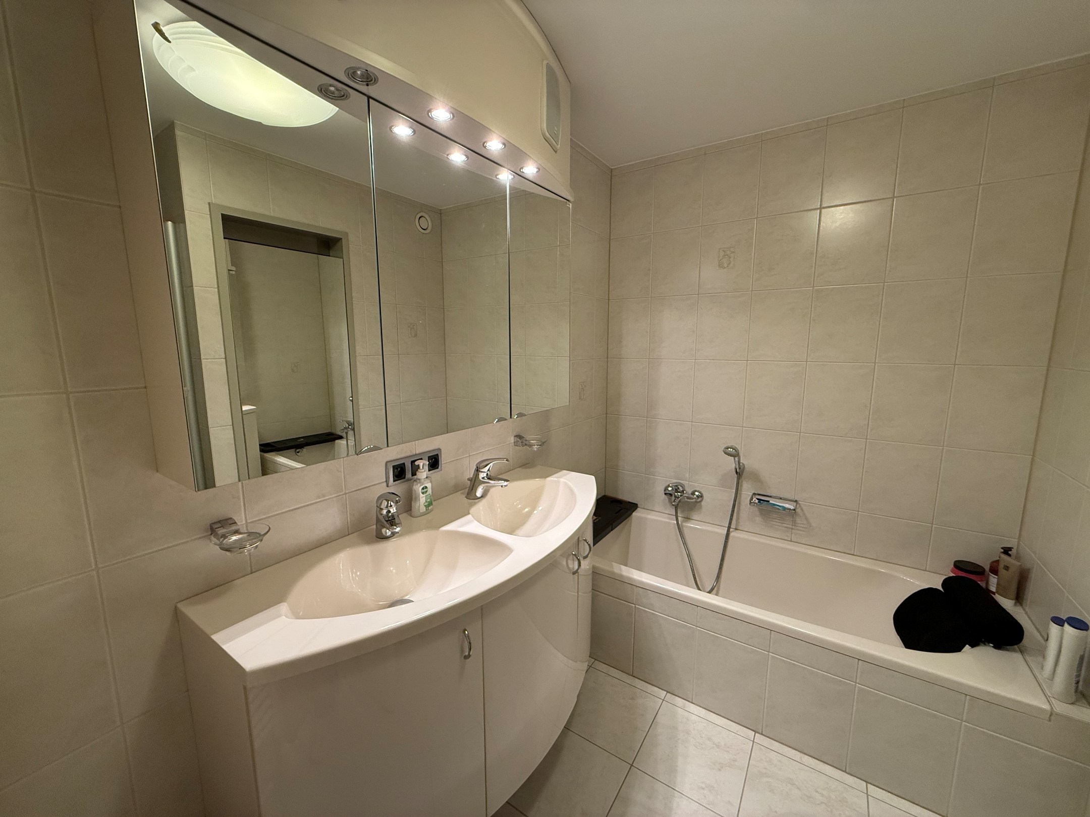 Meublé - Appartement idéalement situé et parfaitement entretenu avec 2 chambres et une grande terrasse situé dans l'avenue Van Bunnen. 