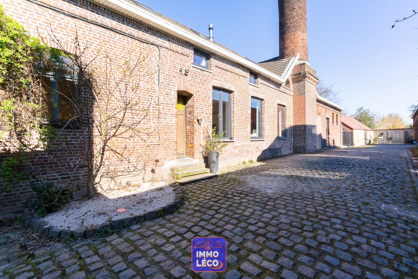 Ensemble immobilier avec restaurant, habitation, entrepôt et bureaux, IDEAL INVESTISSEURS !! 