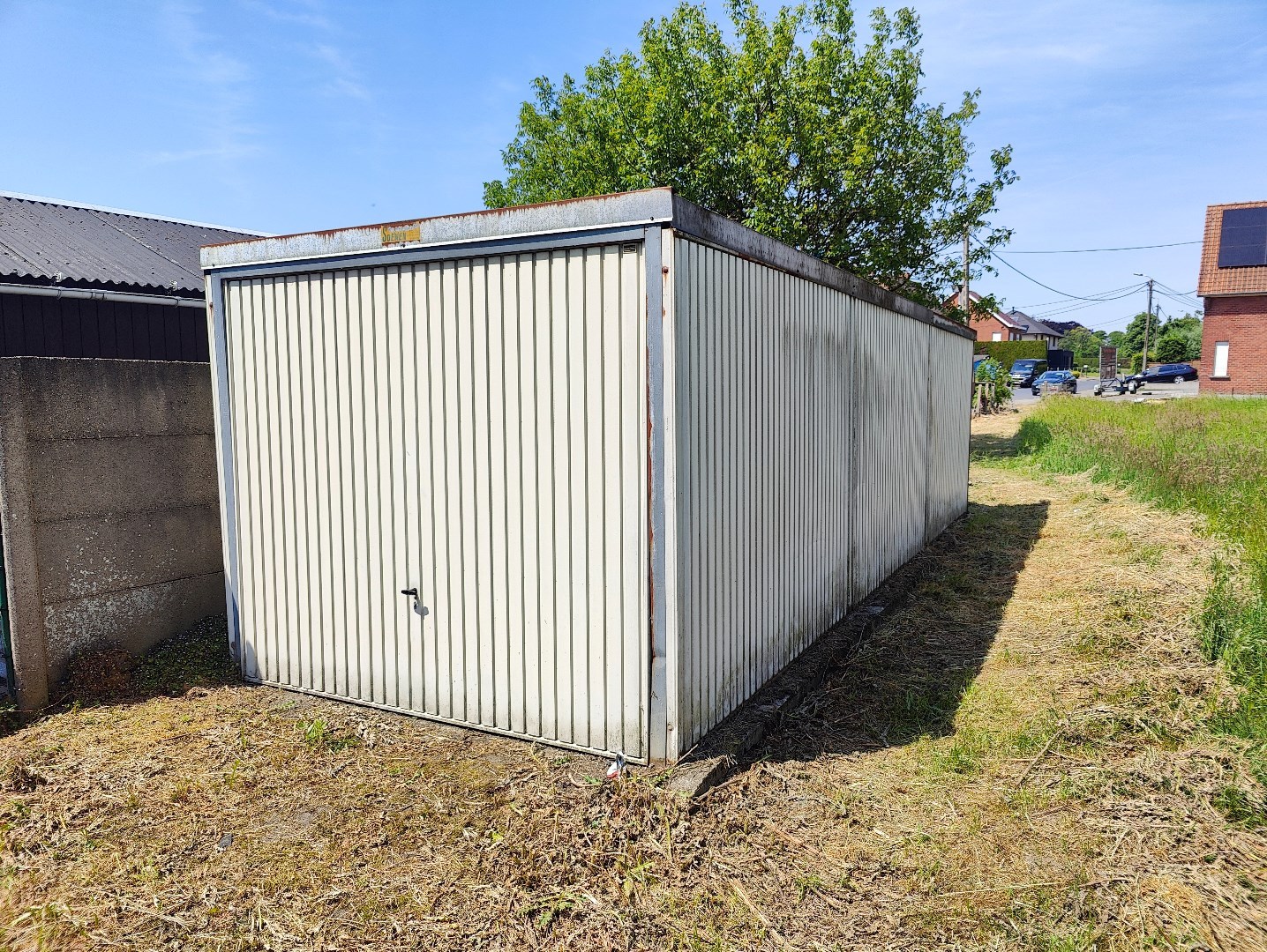 Afsluitbare garage/opslagplaats met kantelpoort 