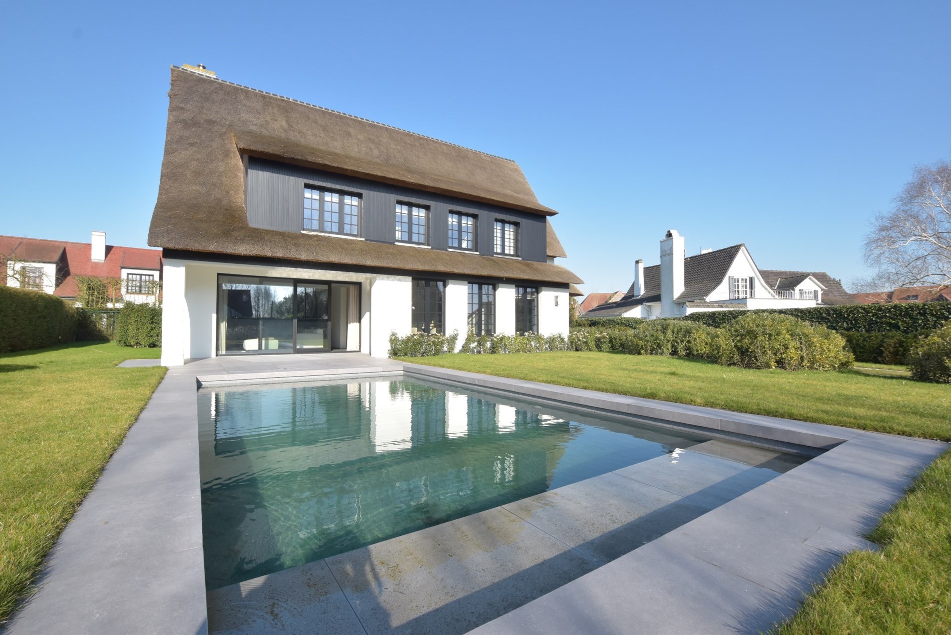 Belle villa individuelle, située au calme en bordure du Zoute, actuellement en rénovation. 