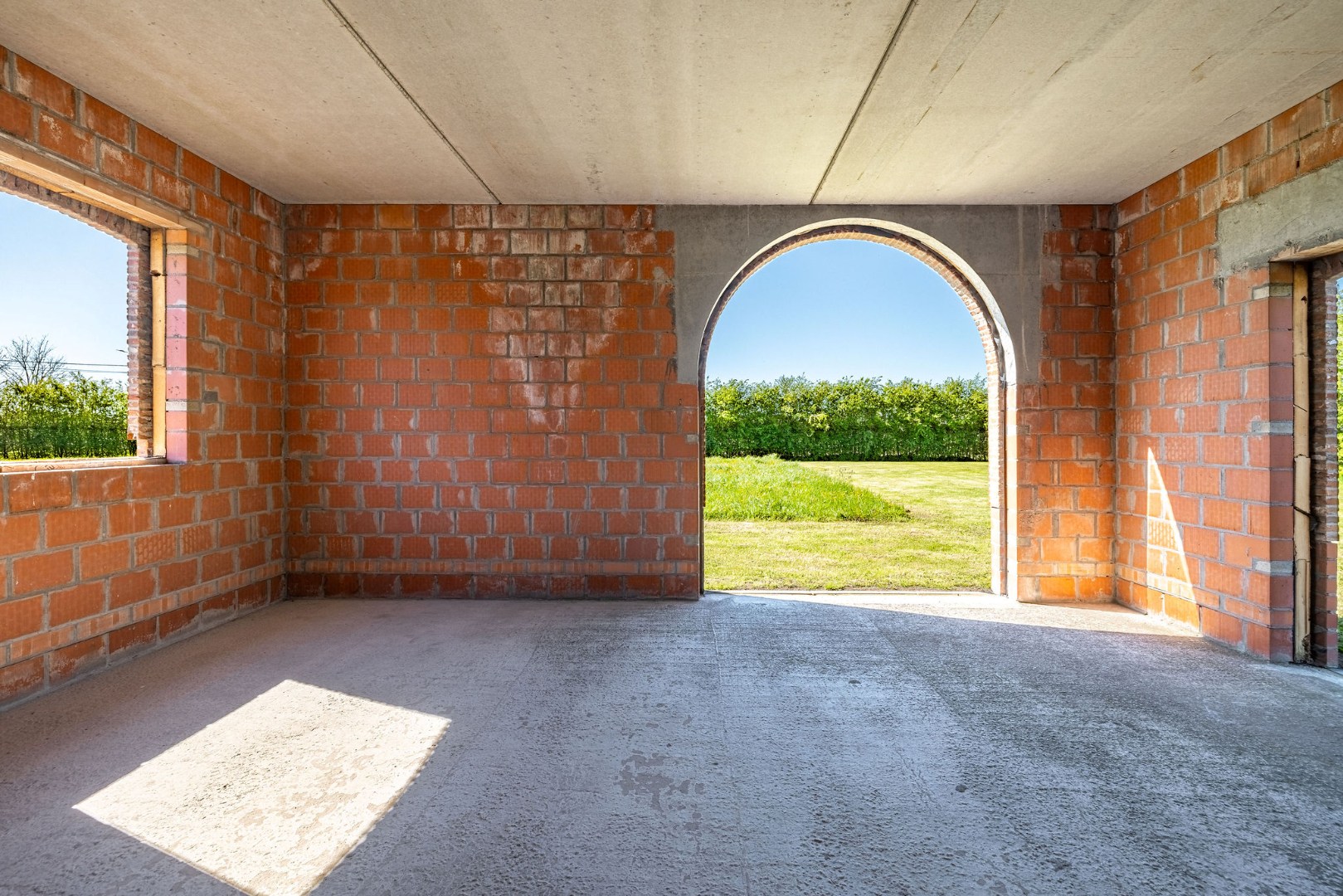 Landelijk gelegen ruwbouwhoeve met bijgebouwen op uitzonderlijk perceel van ca. 9.331 m² 